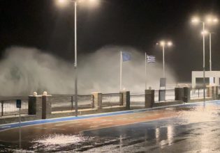 Τήνος: Ισχυροί νοτιάδες και πελώρια κύματα «καταπίνουν» το λιμάνι – Βίντεο