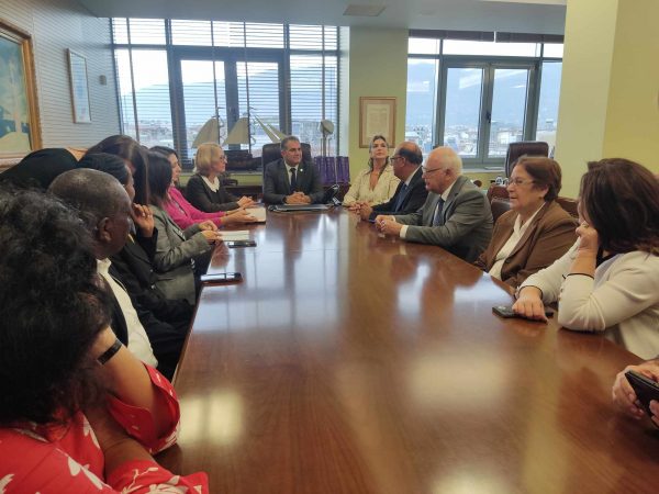 Για λίγες ώρες το Δημαρχείο Καλαμάτας μετατράπηκε σε …Υπουργείο Εξωτερικών