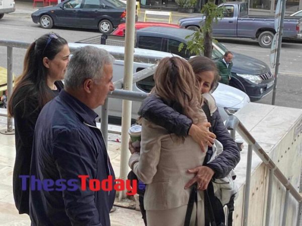 Έμμα: Η συγκινητική στιγμή που οι γονείς της αγκαλιάζουν τη γυναίκα που έλαβε το νεφρό της κόρης τους