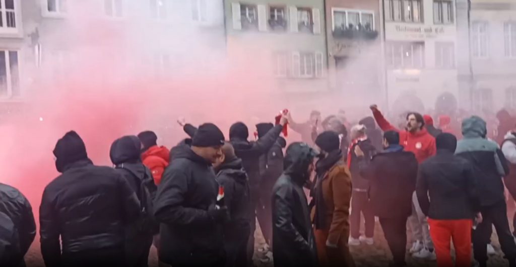 «Ερυθρόλευκο» το Φράιμπουργκ: Χαμός από τον κόσμο του Ολυμπιακού (vids)