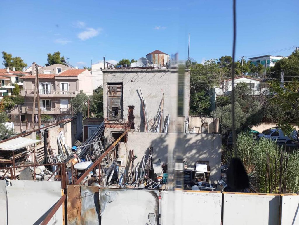 Αποκλειστικό in – Απόγνωση μητέρας στο Φούρεσι για γειτονικό σπίτι γεμάτο στερεά απόβλητα