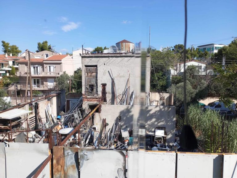 Αποκλειστικό in – Απόγνωση μητέρας στο Φούρεσι για γειτονικό σπίτι γεμάτο στερεά απόβλητα