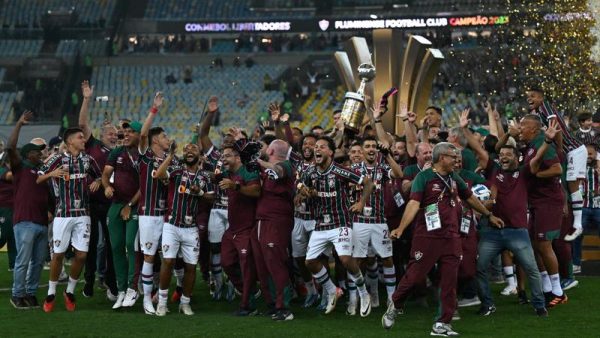 Απίστευτο: Οπαδός της Φλουμινένσε είχε κάνει τάμα και διέσχισε γονατιστός το «Μαρακανά» (vid)