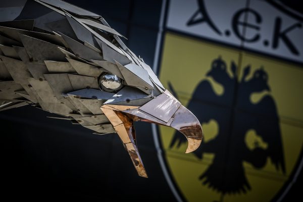 Η πρόταση γάμου στη σκιά του Δικέφαλου Αετού της Opap Arena πριν τον αγώνα ΑΕΚ-Μαρσέιγ (vid)