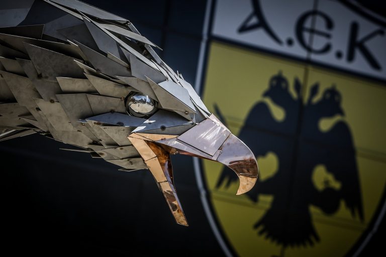 Η πρόταση γάμου στη σκιά του Δικέφαλου Αετού της Opap Arena πριν τον αγώνα ΑΕΚ-Μαρσέιγ (vid)