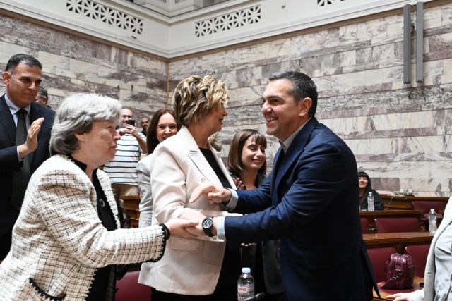 ΚΟ ΣΥΡΙΖΑ: Δεν έκρυβαν τον ενθουσιασμό τους οι βουλευτές - Όρθιοι χειροκροτούσαν τον Τσίπρα για ώρα