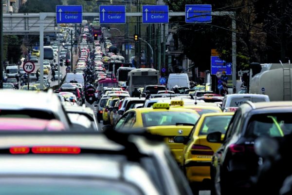 Οπισθεν από την ΕΕ για τους ρύπους των ΙΧ