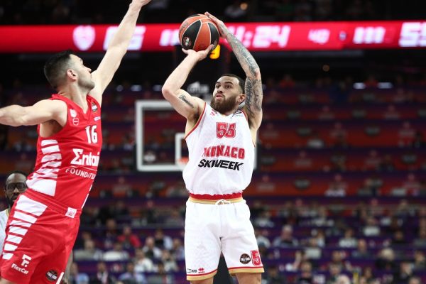 Μάικ Τζέιμς: Ο κακός «δαίμονας» του Ολυμπιακού ξανά στο δρόμο του (vids)