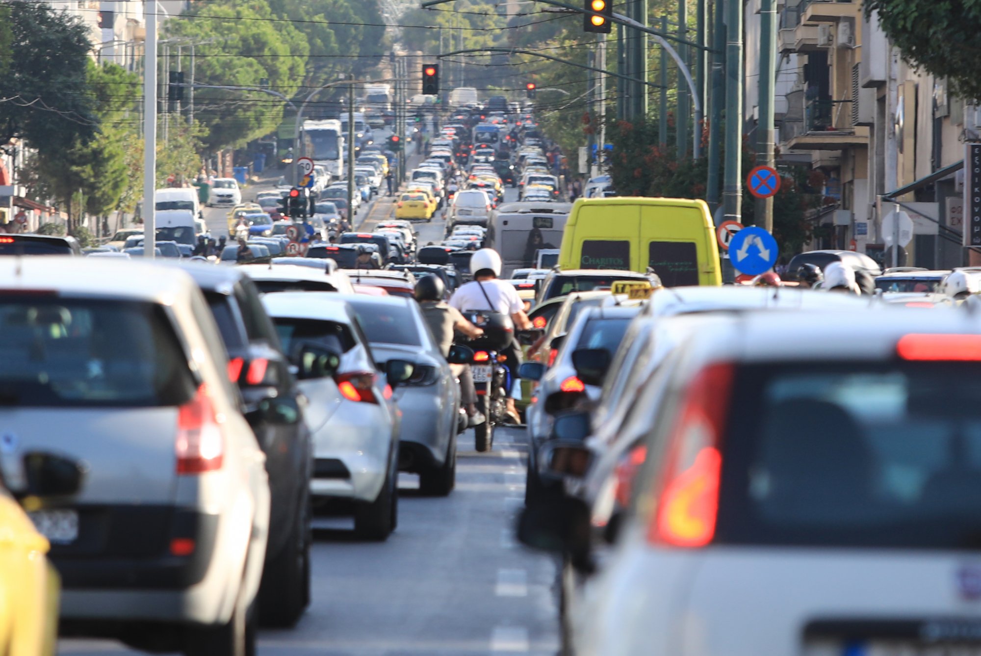 Κίνηση στους δρόμους: Πού υπάρχουν κυκλοφοριακή συμφόρηση