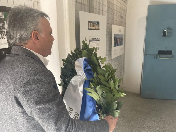 Στεφάνι του Δημάρχου Ωρωπού στο κελί του Μίκη Θεοδωράκη