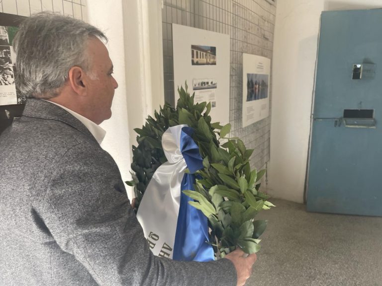 Στεφάνι του Δημάρχου Ωρωπού στο κελί του Μίκη Θεοδωράκη