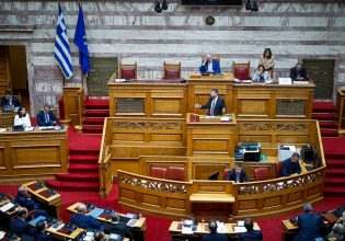 Μητσοτάκης vs Ανδρουλάκης (πράξη 1η) – Πως και γιατί το Μαξίμου πιέζει το ΠΑΣΟΚ