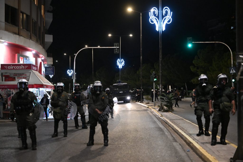 Επίθεση κατά αστυνομικών στην πλατεία Βικτωρίας – Ένταση και ΜΑΤ στο σταθμό «Μοναστηράκι»