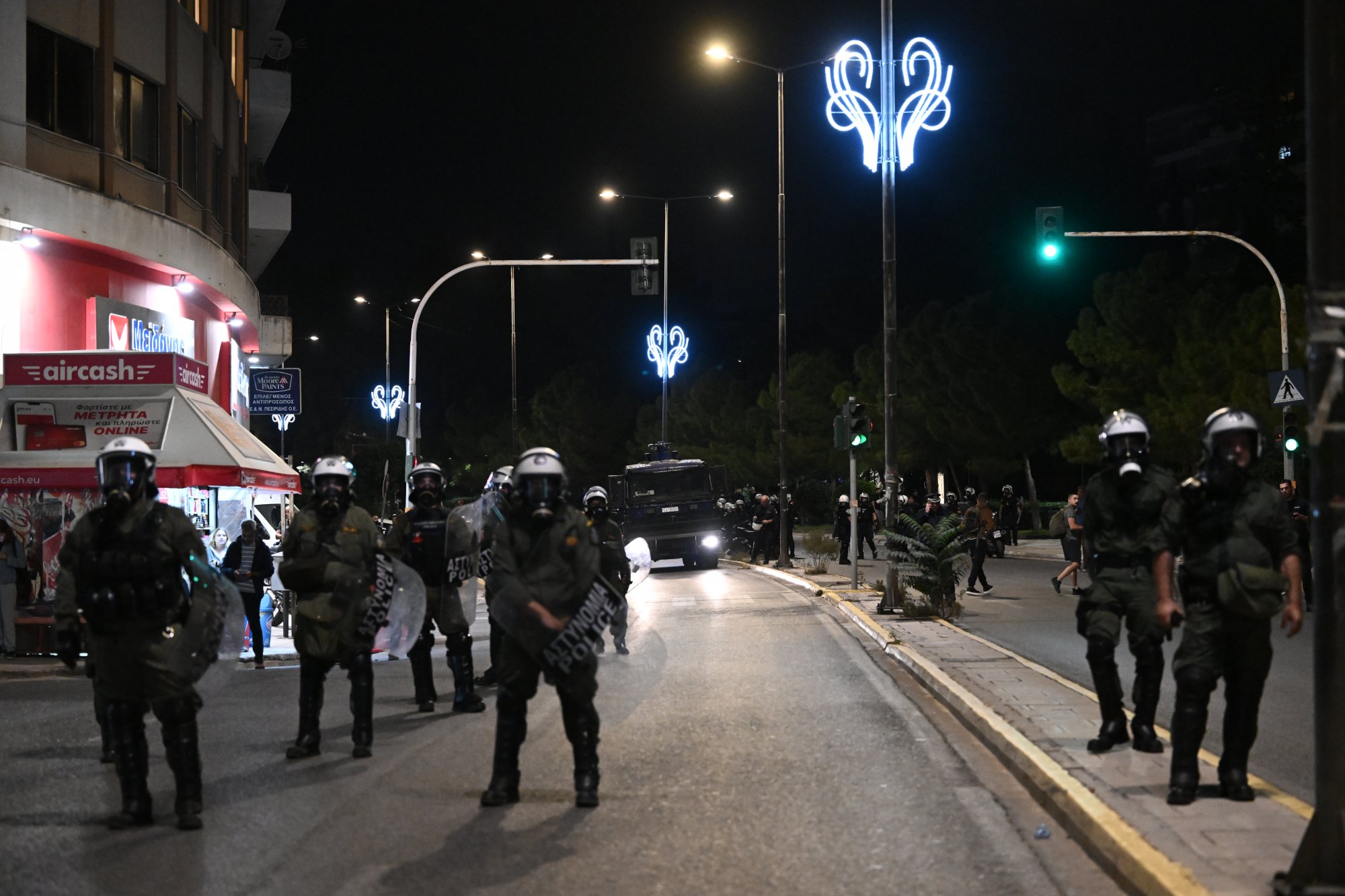 Επίθεση κατά αστυνομικών στην πλατεία Βικτωρίας - Ένταση και ΜΑΤ στο σταθμό «Μοναστηράκι»