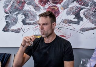 ΣΥΡΙΖΑ: Κρασιά δοκίμασε στη Νεμέα ο Κασσελάκης