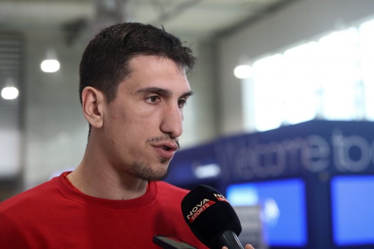 Λαρεντζάκης: «Πρέπει να… επιβιώσουμε και να μείνουμε ενωμένοι»