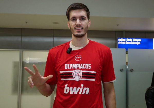 Έφτασε στην Ελλάδα για τον Ολυμπιακό ο Πετρούσεφ