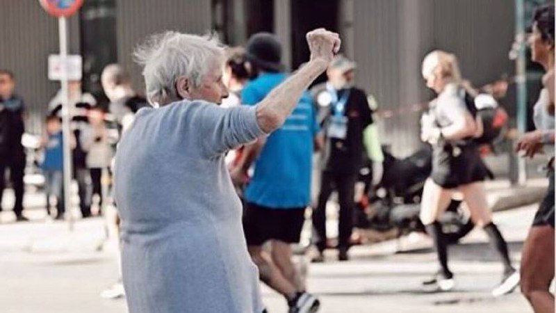 Η τραγική ιστορία πίσω από την 88χρονη γιαγιά που έγινε Viral στο Μαραθώνιο της Αθήνας (vid)