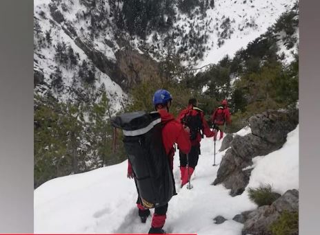 Μεγάλη επιχείρηση της Πυροσβεστικής για τον εντοπισμό δύο ορειβατών στο Βελβεντό