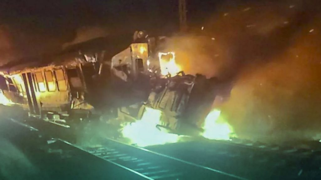 Τρένο συγκρούστηκε με φορτηγό στην Καλαβρία – Δύο νεκροί