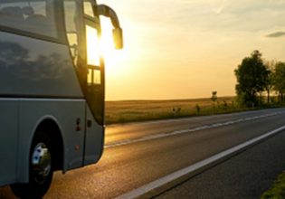 Τρίκαλα: Άγριος καβγάς – Μαχαιρώθηκαν μέσα σε λεωφορείο του ΚΤΕΛ