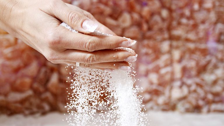 Για ενοχλητικό επισκέπτη ρίξτε αλάτι, για Αριστερό ρίξτε Κασσελάκη