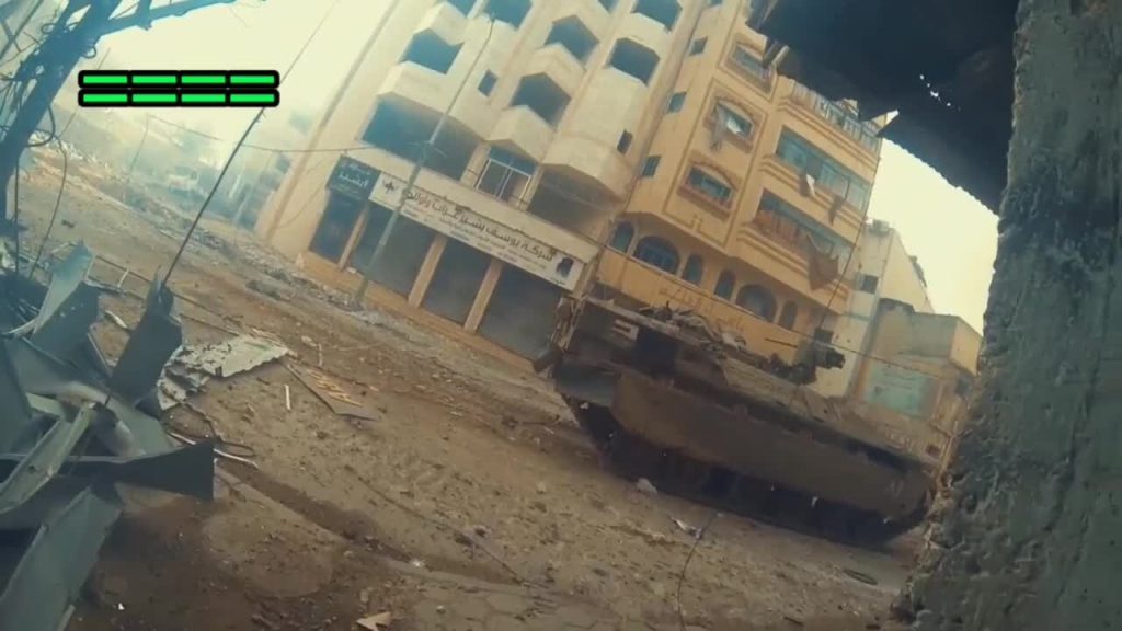 Λωρίδα της Γάζας: Εντυπωσιακό βίντεο με μαχητή των Ταξιαρχιών Αλ Κασάμ να τοποθετεί βόμβα σε ισραηλινό τανκ
