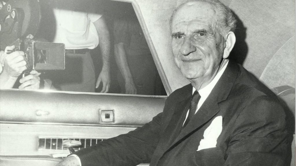 Η πρώτη κυβέρνηση της Ενώσεως Κέντρου και η στρατηγική του Παπανδρέου