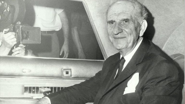 Η πρώτη κυβέρνηση της Ενώσεως Κέντρου και η στρατηγική του Παπανδρέου