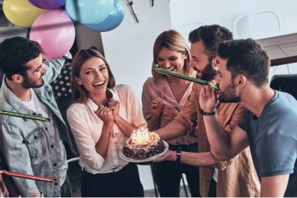 Τούρτα γενεθλίων: Πόσα βακτήρια «προσγειώνονται» όταν φυσάμε τα κεράκια;