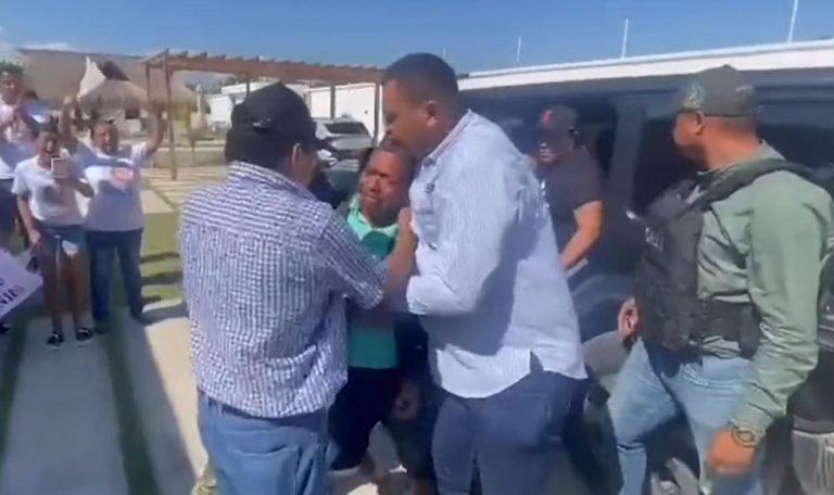 Συγκινητική στιγμή: Ο πατέρας του Ντίας απελευθερώθηκε και επιστρέφει στην οικογένειά του (vid)