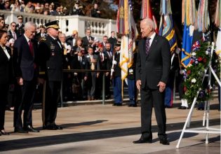 Θηλιά από γραβάτες απειλεί τον Μητσοτάκη, στο Τριανόν σε πρώτη προβολή η σταύρωση Κασσελάκη