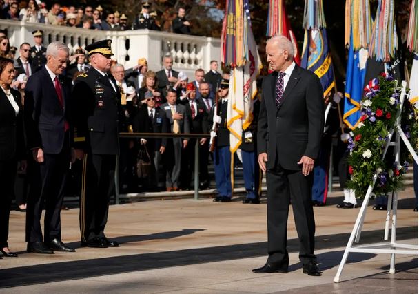 Θηλιά από γραβάτες απειλεί τον Μητσοτάκη, στο Τριανόν σε πρώτη προβολή η σταύρωση Κασσελάκη
