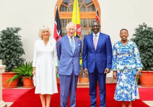 Βασιλιάς Κάρολος: Πήγε στην Κένυα με ελληνική γραβάτα