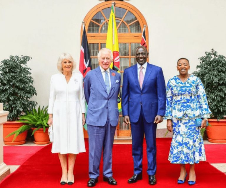 Βασιλιάς Κάρολος: Πήγε στην Κένυα με ελληνική γραβάτα