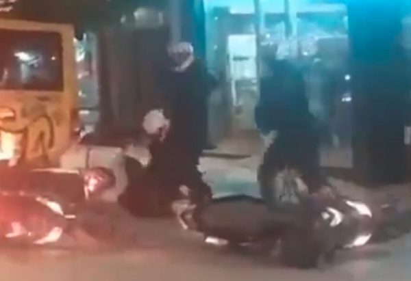 Βίαιος ξυλοδαρμός διαδηλωτή από αστυνομικούς στην πλατεία Βικτωρίας – Διατάχθηκε ΕΔΕ