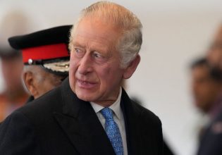 Ο βασιλιάς Κάρολος φόρεσε γραβάτα με την ελληνική σημαία – Δύο φορές μέσα σε λίγες μέρες