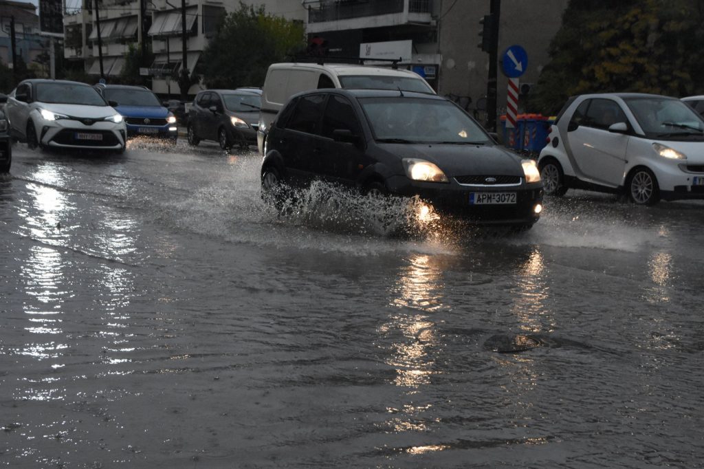 Κίνηση: Μποτιλιάρισμα στους δρόμους λόγω βροχής – Πού εντοπίζονται προβλήματα