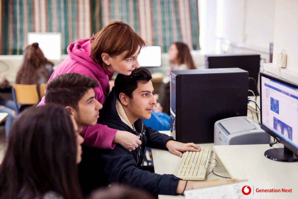 Έρευνα Ιδρύματος Vodafone: Οι γονείς επιθυμούν για τα παιδιά τους εκσυγχρονισμένα σχολεία που καλλιεργούν ψηφιακές δεξιότητες