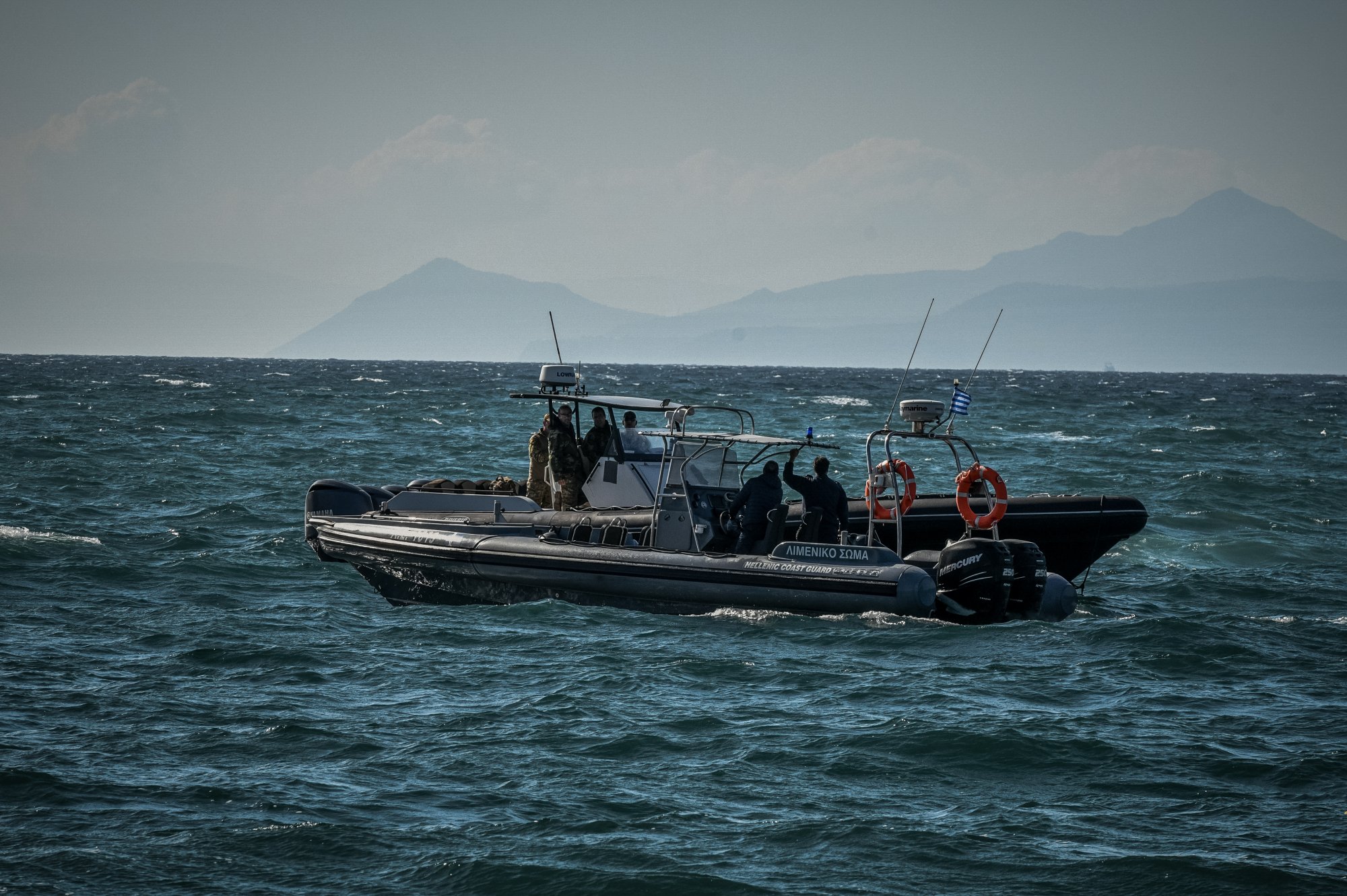Ναυάγιο στην Λέσβο: Ολονύκτιες έρευνες για τους 12 αγνοούμενους ναυτικούς – Ένας νεκρός και ένας διασωθείς