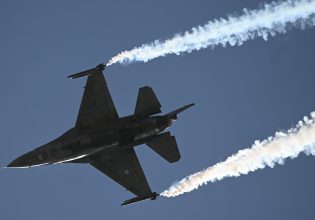 Φλοίσβος: Εντυπωσιακές εικόνες από την αεροπορική επίδειξη της Πολεμικής Αεροπορίας