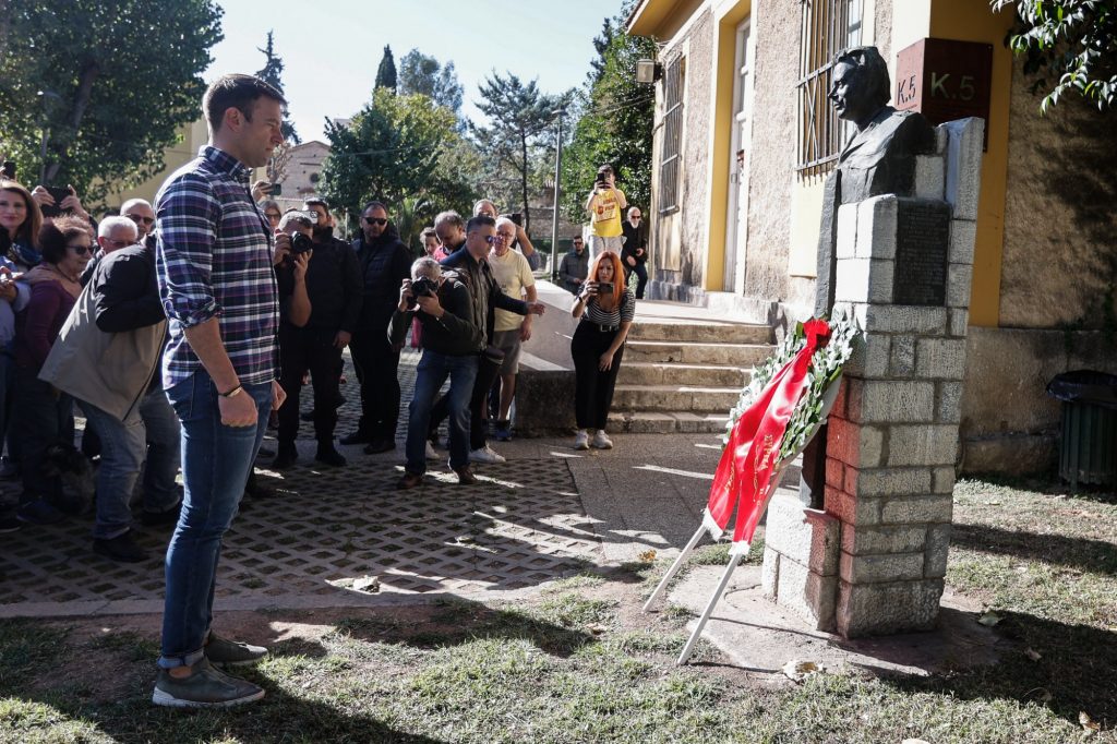 Κασσελάκης: Κατέθεσε στεφάνι για το Πολυτεχνείο στο μνημείο ΕΑΤ-ΕΣΑ