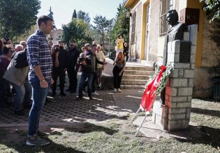 Κασσελάκης: Κατέθεσε στεφάνι για το Πολυτεχνείο στο μνημείο ΕΑΤ-ΕΣΑ