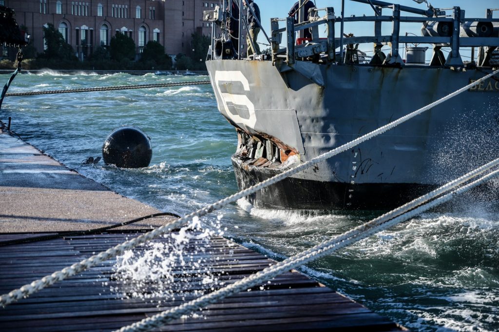 Αντιτορπιλικό «Βέλος»: Δύτης καταγράφει τις ζημιές – Μάχη να μην βυθιστεί το πλοίο