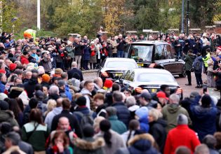 «Δάκρυσε» το Μάντσεστερ: Το «αντίο» στον θρύλο Σερ Μπόμπι Τσάρλτον (pics, vids)