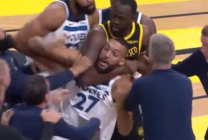 Αυτή είναι η «καμπάνα» στον Ντρέιμοντ Γκριν για το κεφαλοκλείδωμα στον Γκομπέρ (vid)