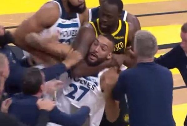 Απίστευτο ξύλο στο Γουόριορς – Τίμπεργουλβς: Κεφαλοκλείδωμα του Γκριν στον Γκομπέρ και… χάος (vid)