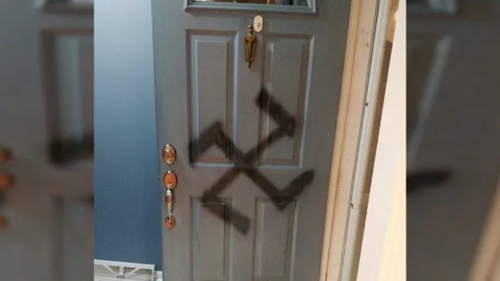 Γαλλία: Επιτέθηκαν με μαχαίρι σε Εβραία στη Λυών – Ζωγράφισαν σβάστικα στην πόρτα της