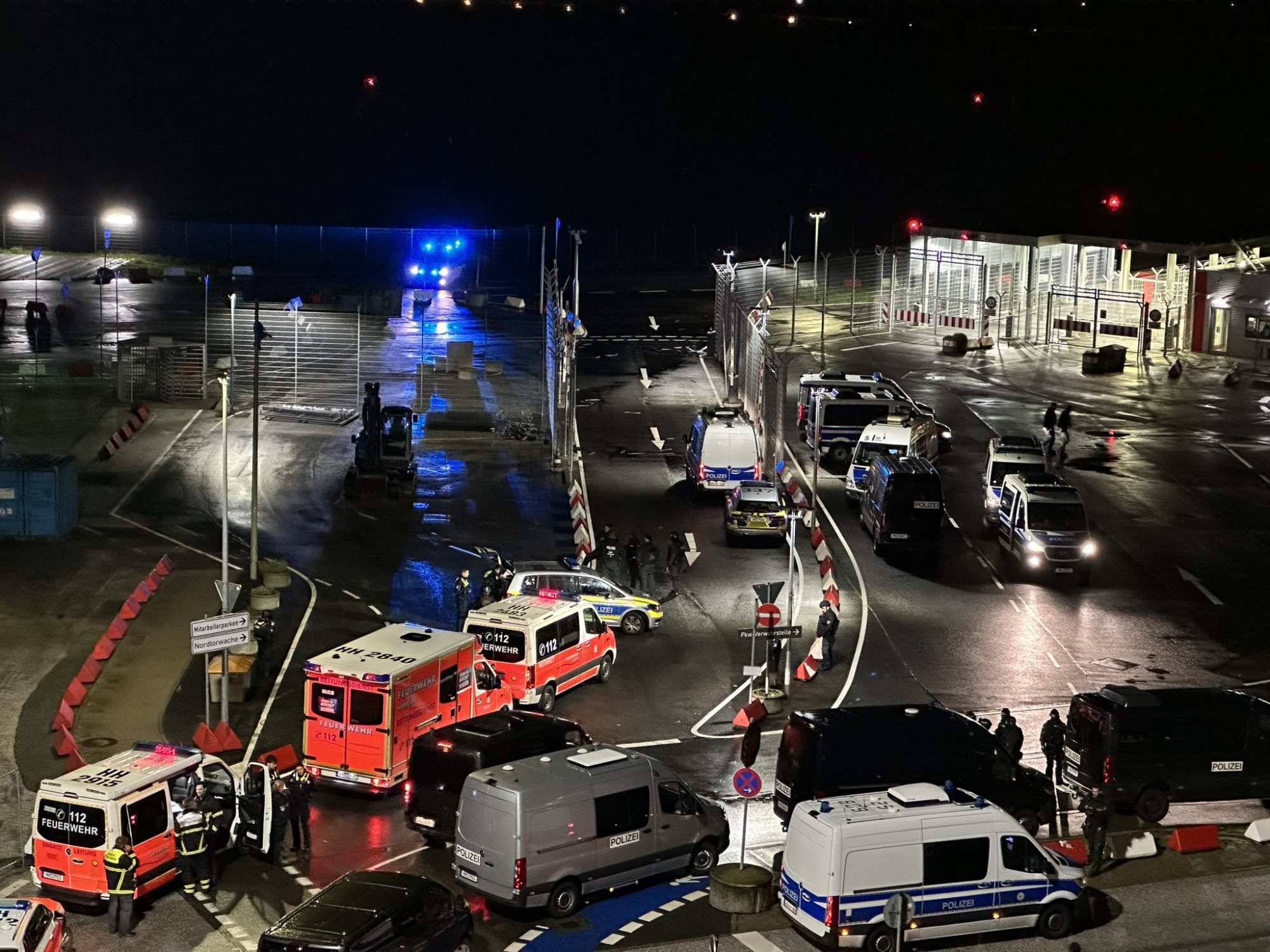 Έκλεισε το αεροδρόμιο του Αμβούργου - Ένοπλος έσπασε την πύλη με το όχημά του