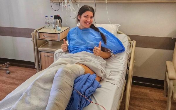 Εγχειρίστηκε στο γόνατο η Μαριέλλα Φασούλα (pic)